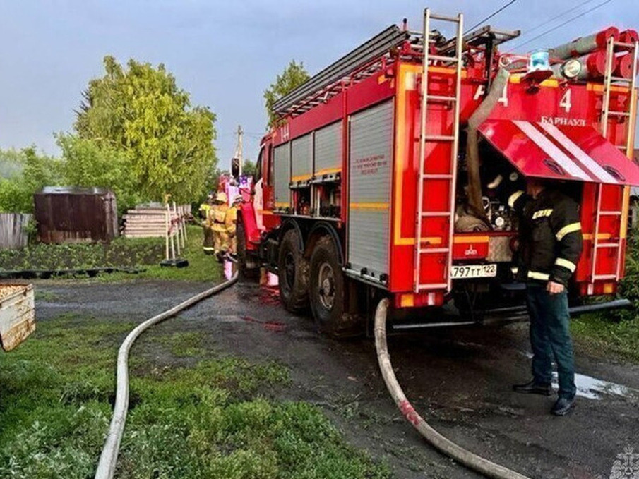Пламя съело гараж, два автомобиля и двадцать кур в Алтайском селе